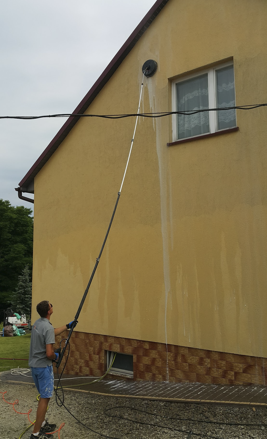 Mycie ściany domu 
